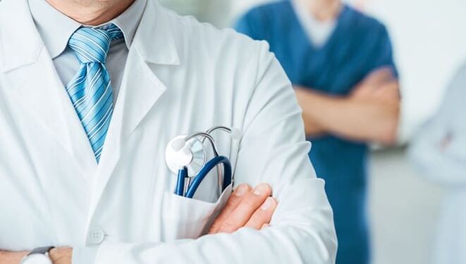 Arzt, der sich mit Potenzproblemen ab 50 befasst